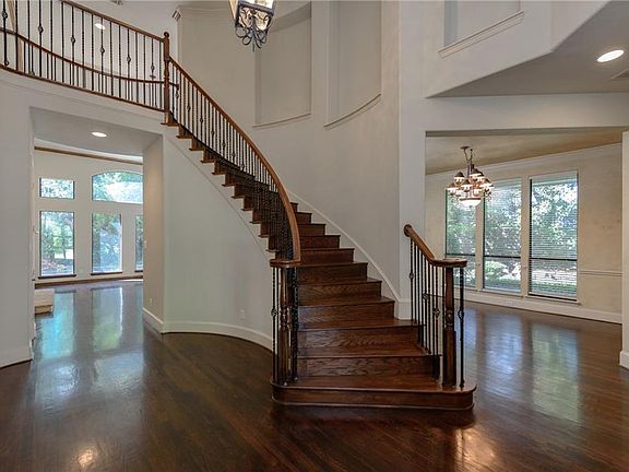 3rd image of 1209 Parkwood Ct