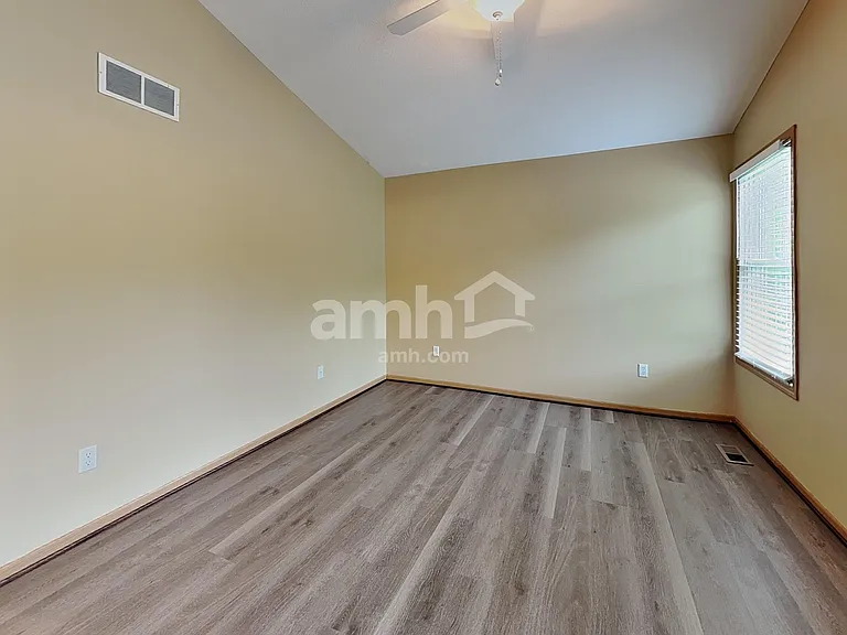 949 Rowland Ave — Photo 13