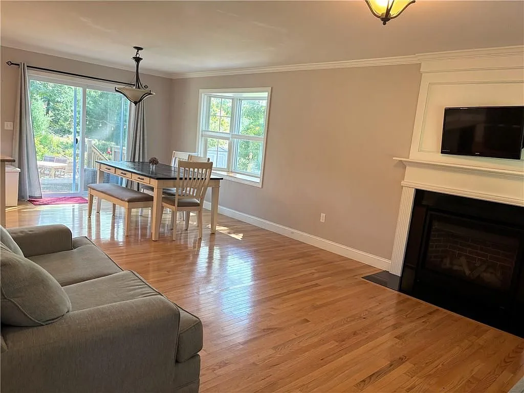 3 bed, 2.0 bath, 1660 sqft, $2,950 — Photo 2