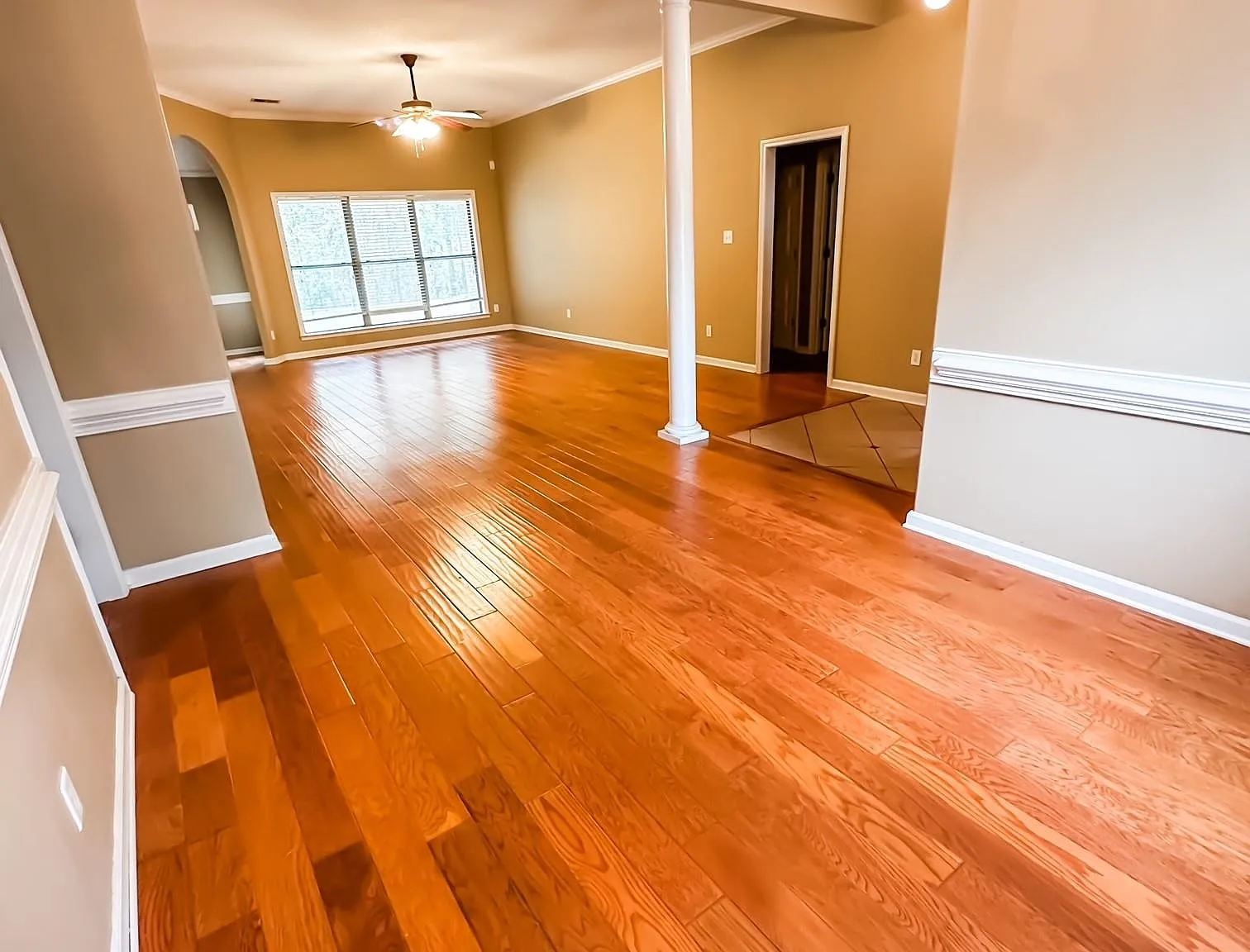4 bed, 2.0 bath, 2347 sqft, $2,300 — Photo 2