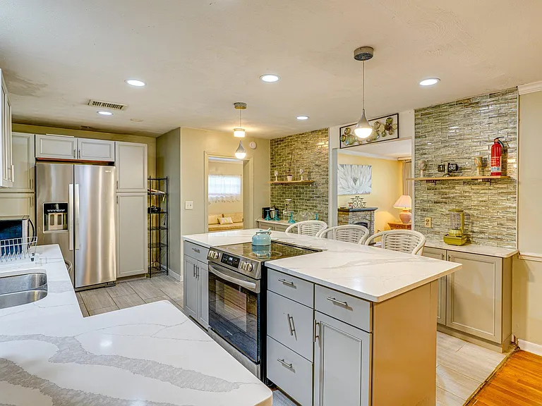 Spacious Modern Kitchen