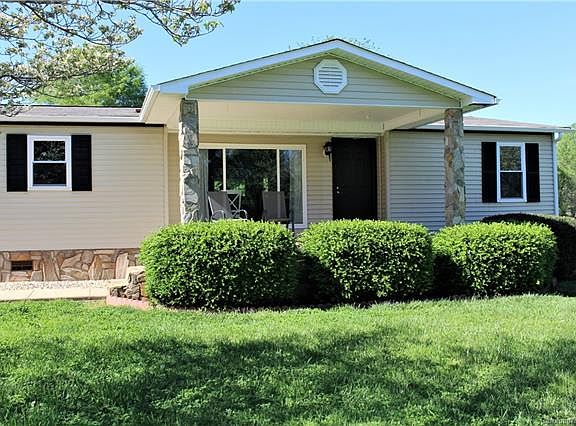 3rd image of 2421 Pinnacle Dr