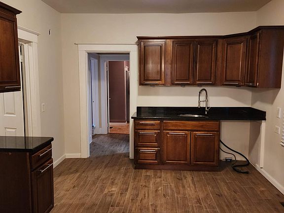 5th image of 2699 Whalen St APT 1