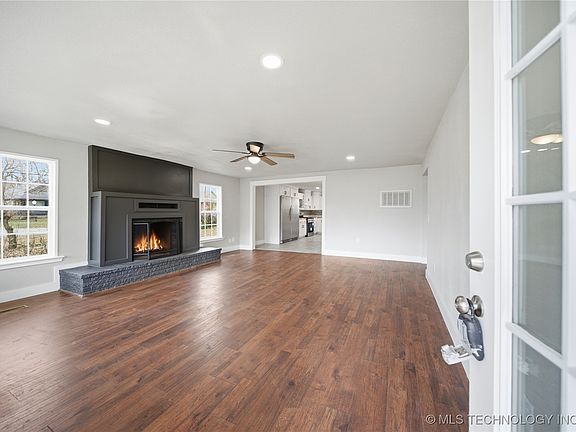 3rd image of 809 N 9th St