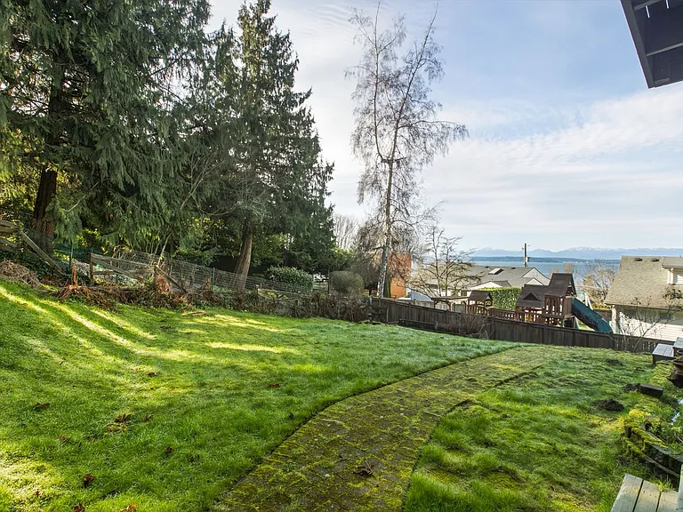 1058 California Ln SW — Photo 37