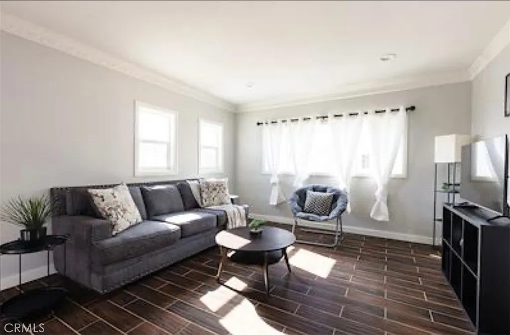 3 bed, 2.5 bath, 1083 sqft, $3,400 — Photo 2