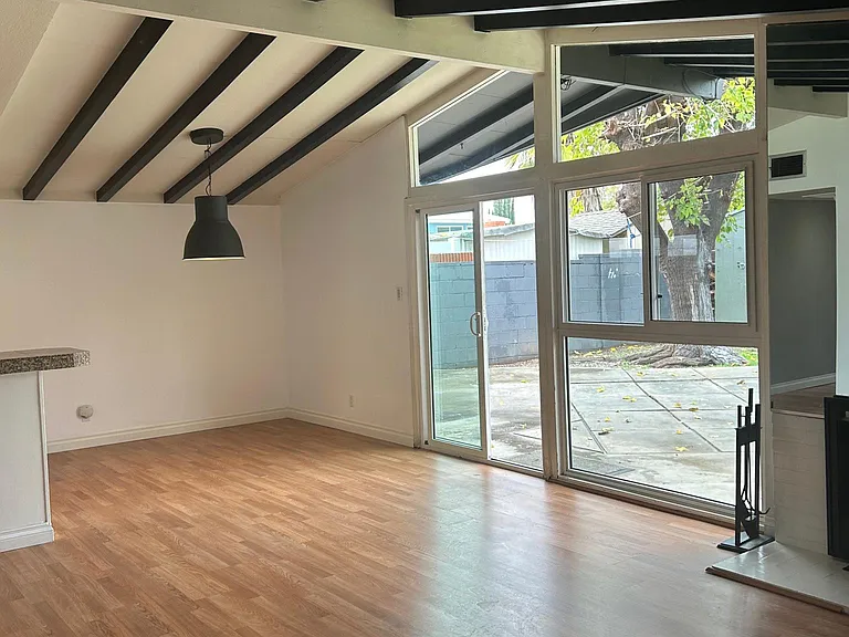 20637 Kittridge St — Photo 33