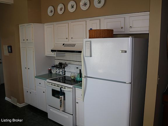 5th image of 21 Arlington Dr