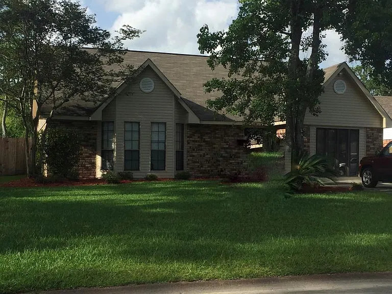 802 Huntwyck Cir — Photo 1