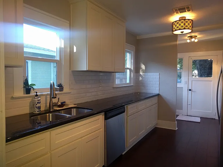 537 Auburn St — Photo 8