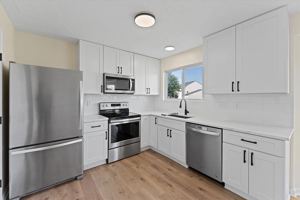 3 bed, 2.5 bath, 1256 sqft, $2,395 — Photo 2