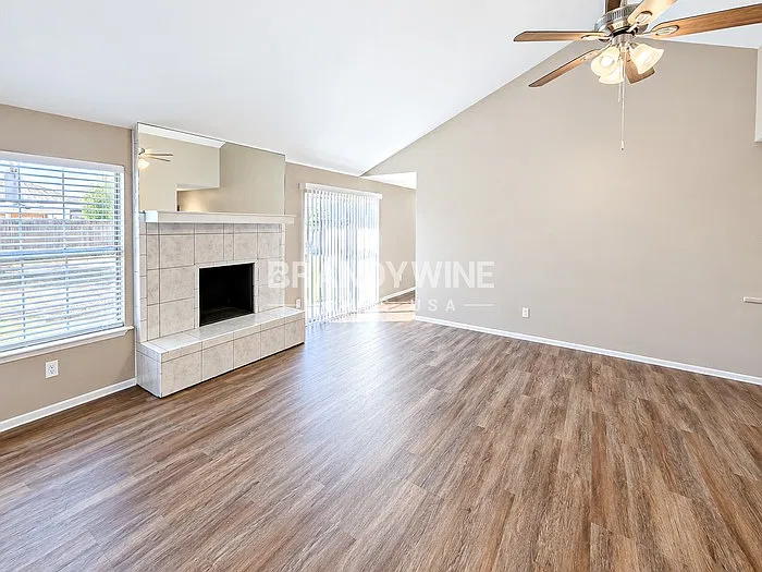 3 bed, 2.0 bath, 1301 sqft, $2,340 — Photo 4