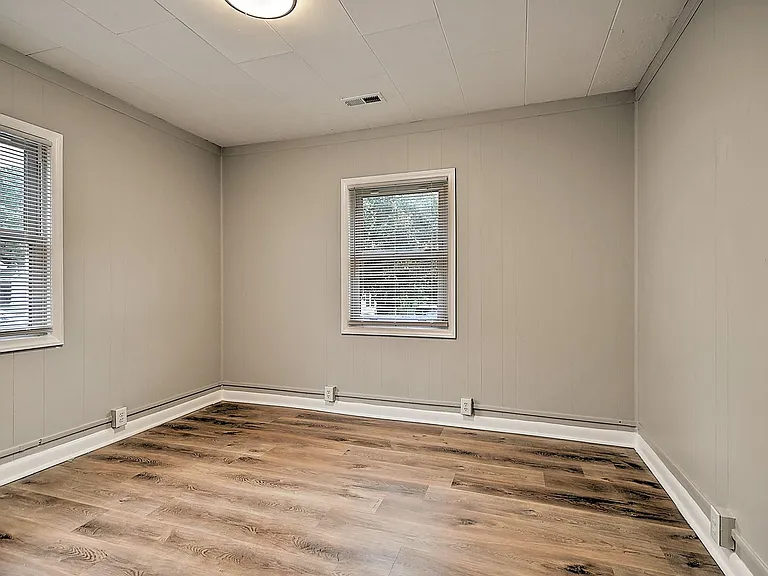1712 Oaklawn St — Photo 9