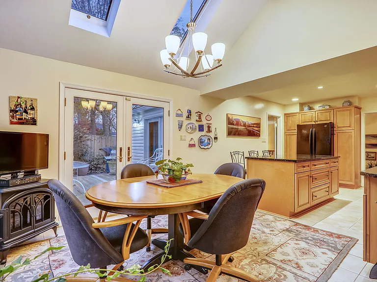 1416 Crestridge Dr — Photo 2