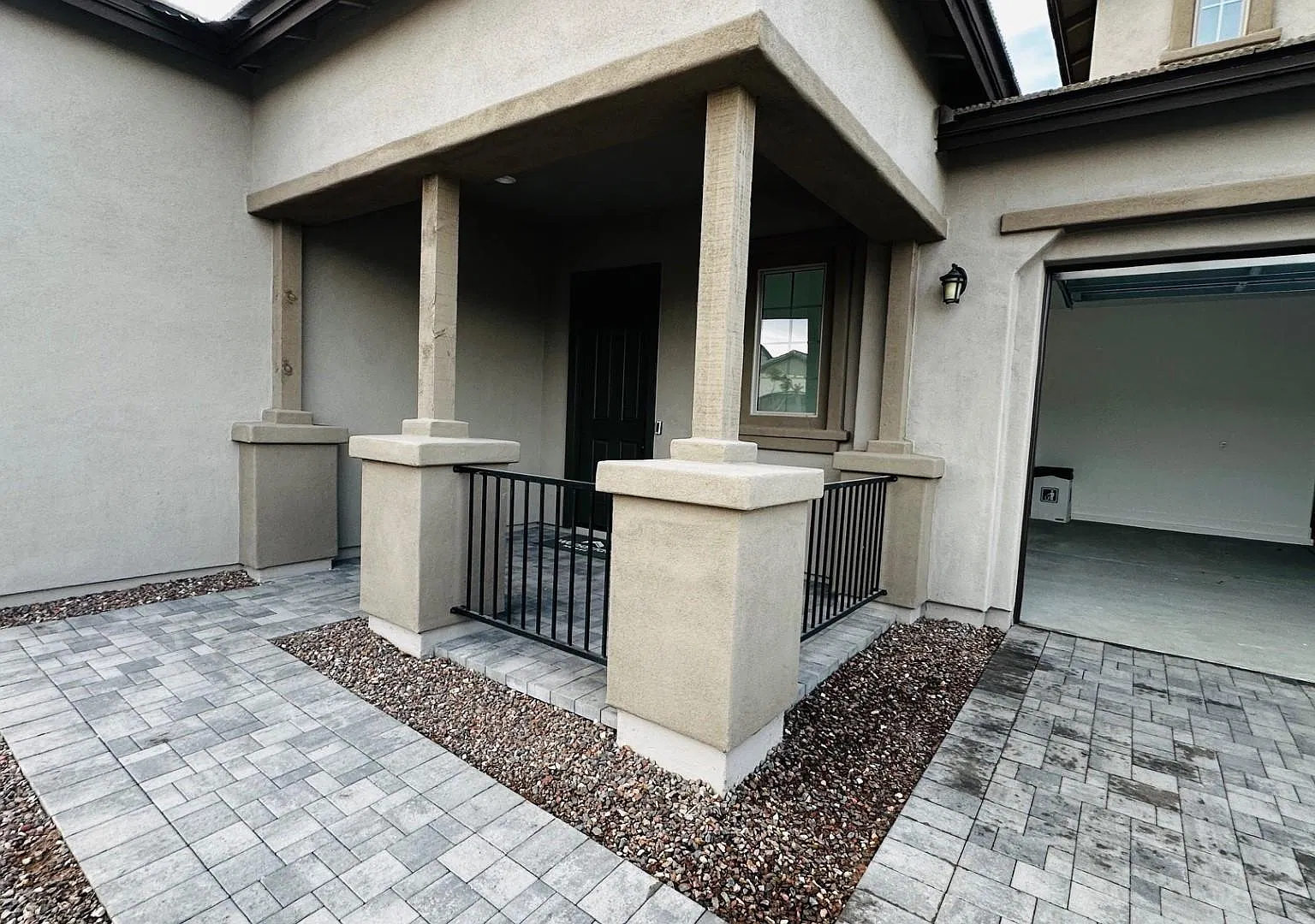 4 bed, 2638 sqft, $2,990 — Photo 2
