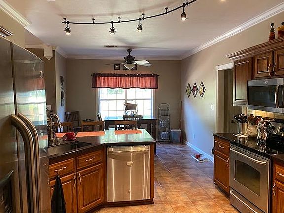 4th image of 152 Sunny Ln