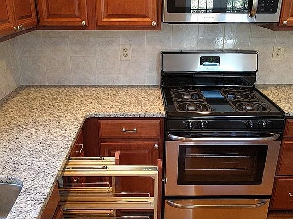 3rd image of 87 Greenridge Cir