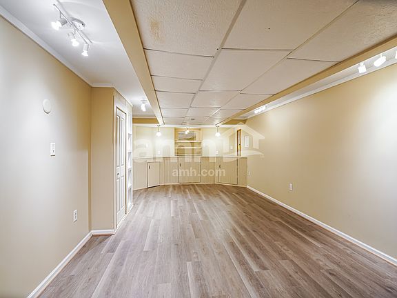 5th image of 561 Yosemite Ave