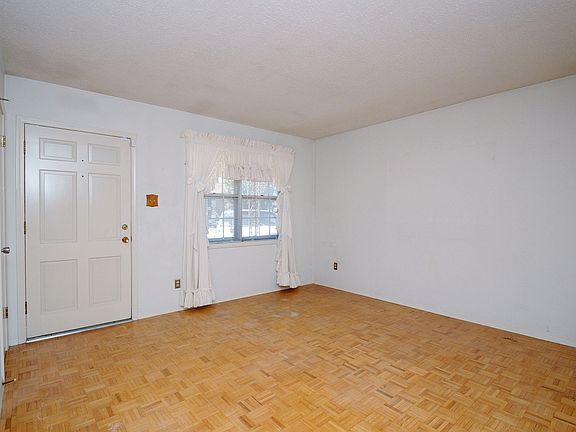 3rd image of 4872 Cromwell Ave