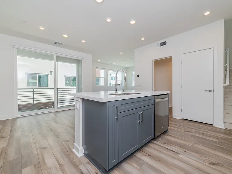 589 S Lyon St — Photo 8