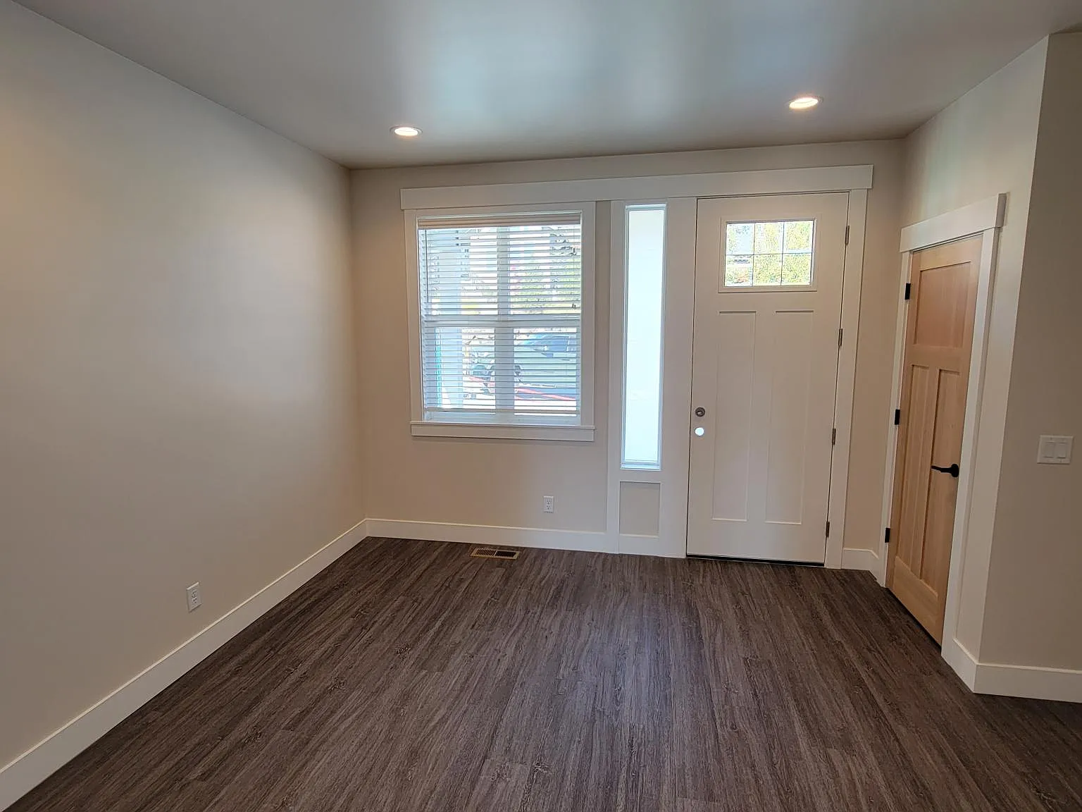 3 bed, 2.5 bath, 1370 sqft, $2,600 — Photo 3