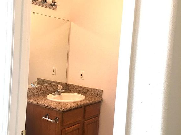 4th image of 941 W Dakota Ave #104
