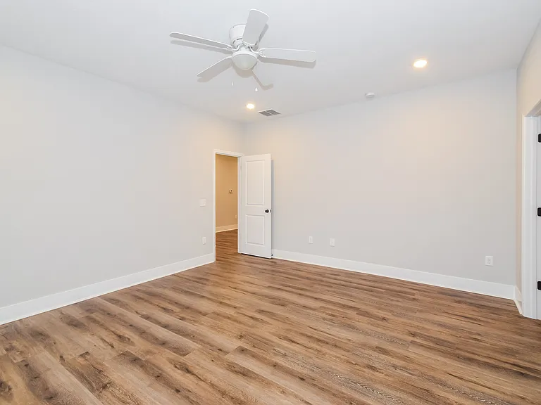 77 Laura Ct — Photo 7