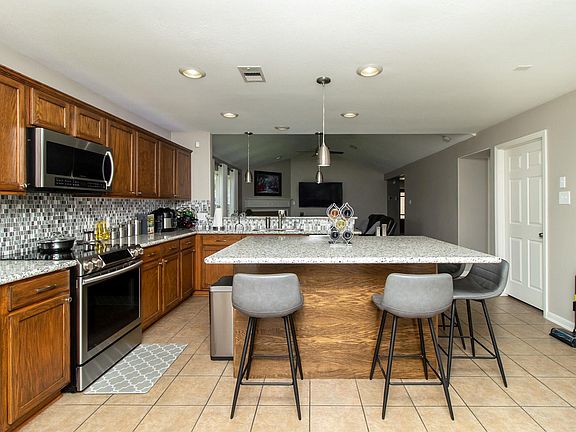 5th image of 2402 Cobbdale Ln