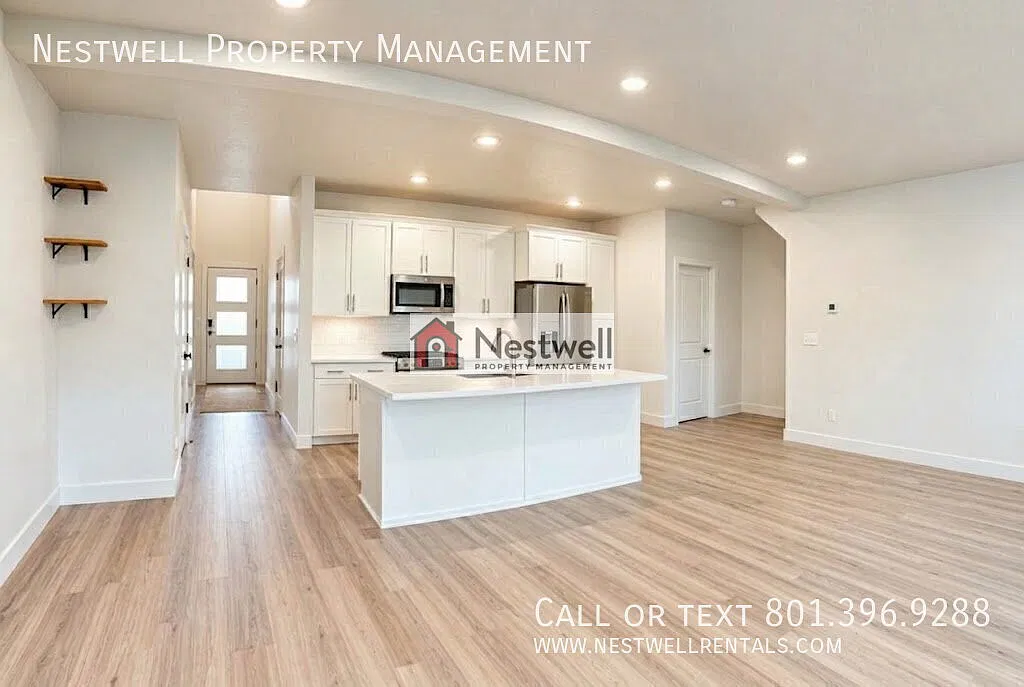 Spacious South Jordan townhome with Mountain Views! — Photo 2