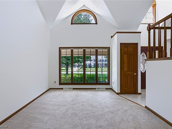5th image of 697 Cherry Valley Dr