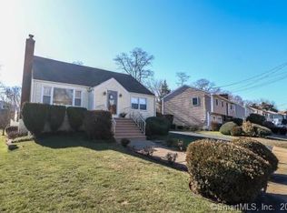 51 Trelane Dr, Bridgeport, CT 06606