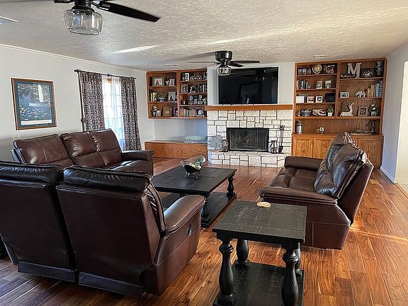 Living room w/ fireplace 