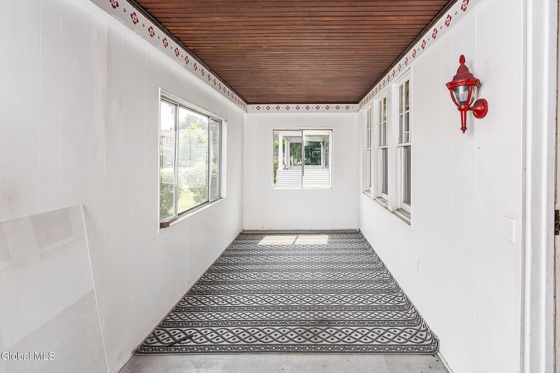 3rd image of 21 Forest Avenue
