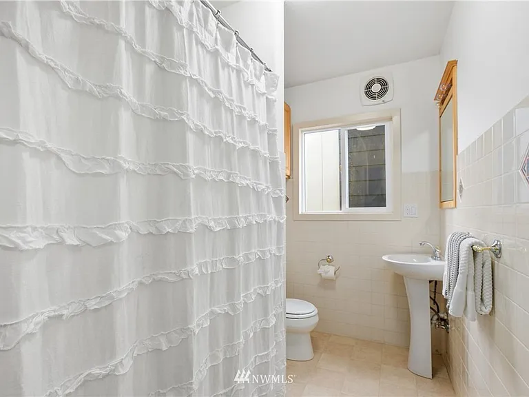 2428 Boyer Ave E — Photo 12