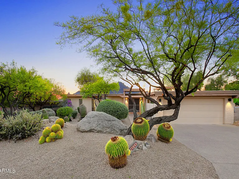 1049 N Boulder Dr — Photo 3