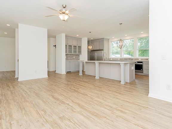 5th image of 115 Benton Rd