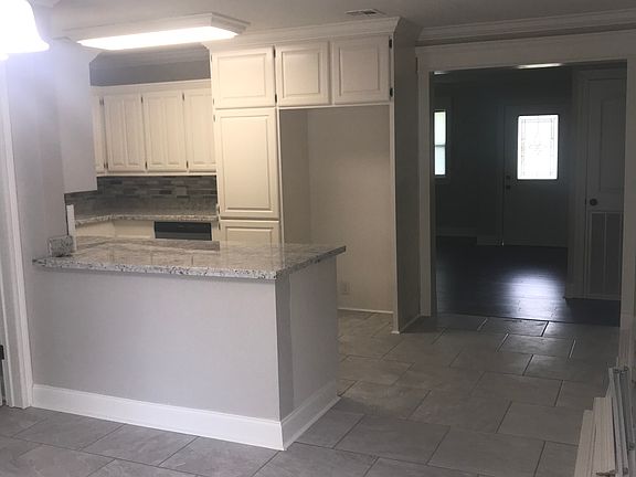 3rd image of 725 Broadmoor Ave