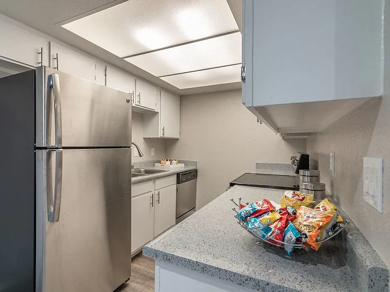 Laurel Heights Apartments — Photo 6