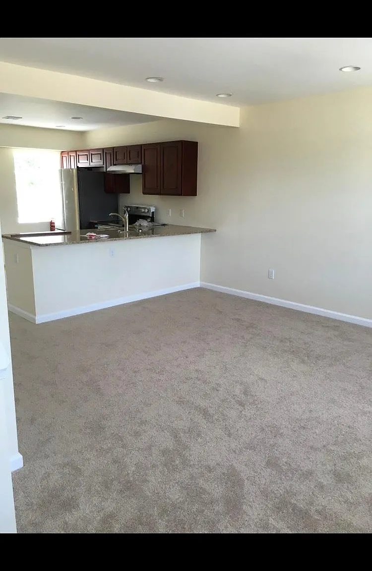 3 bed, $2,400 — Photo 2