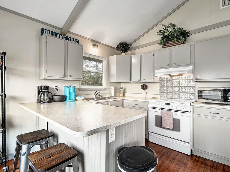 2591 Lakeshore Dr — Photo 8