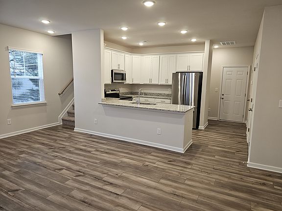 3rd image of 1110 Bartholdi Dr