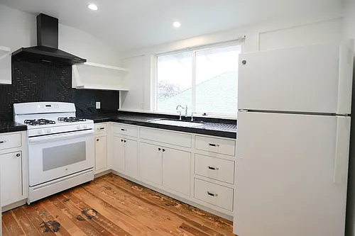 1012 Broadway St Photo 1