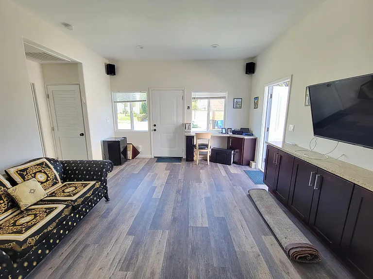 4926 N Rupert Ave — Photo 3