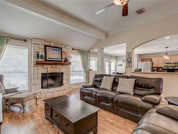 5th image of 222 N Showhorse Dr