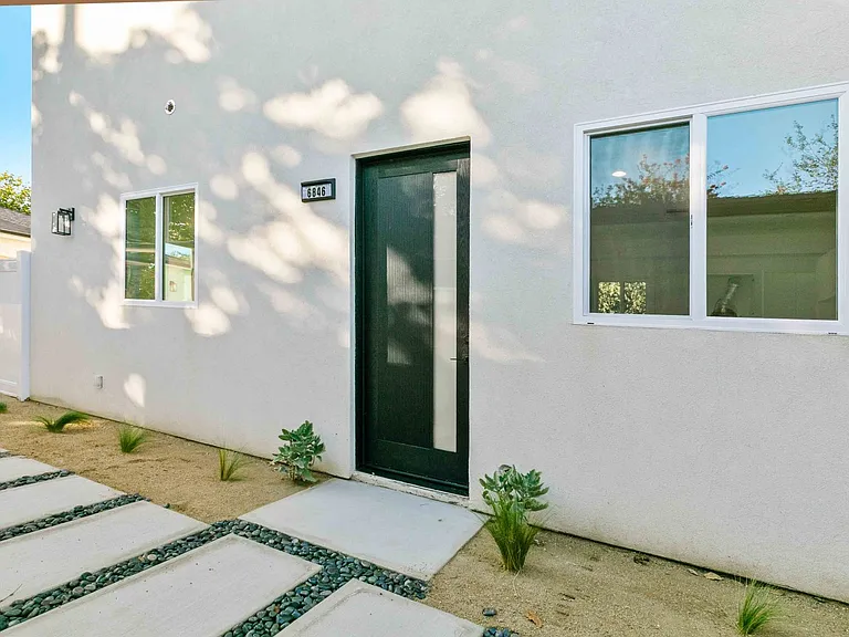 6846 Cedros Ave — Photo 2