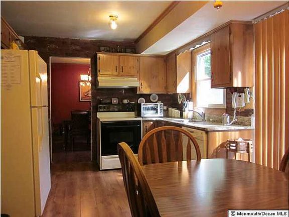 5th image of 107 Brill St
