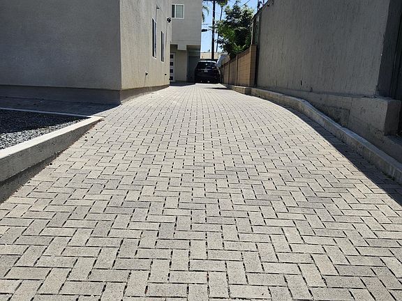 3rd image of 3996 La Salle Ave