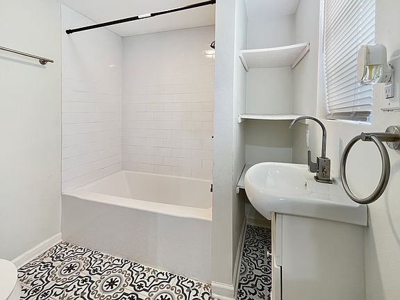 3rd image of 2311 Dabadie St #1