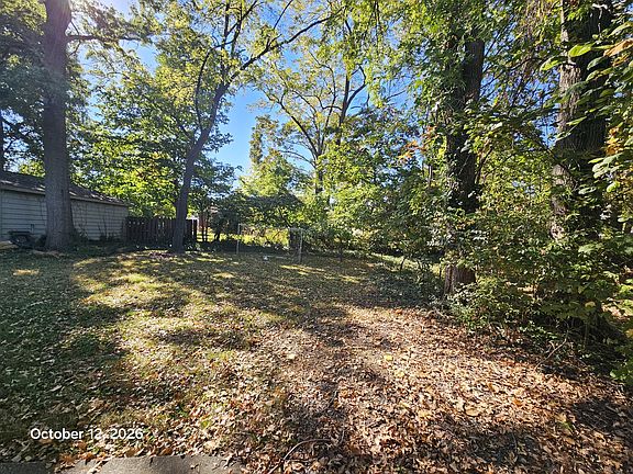 5th image of 613 W Elm St