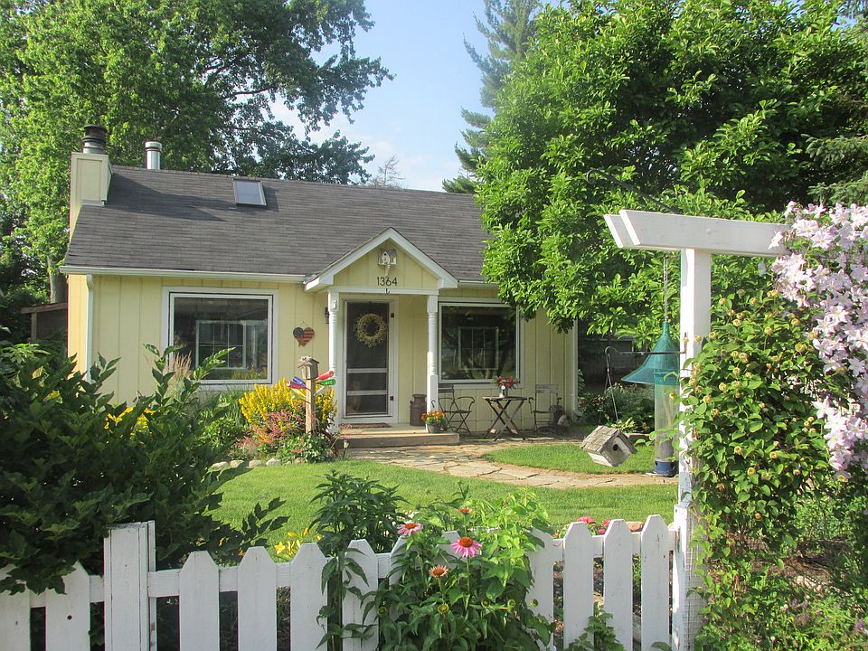 White picket fence charmer